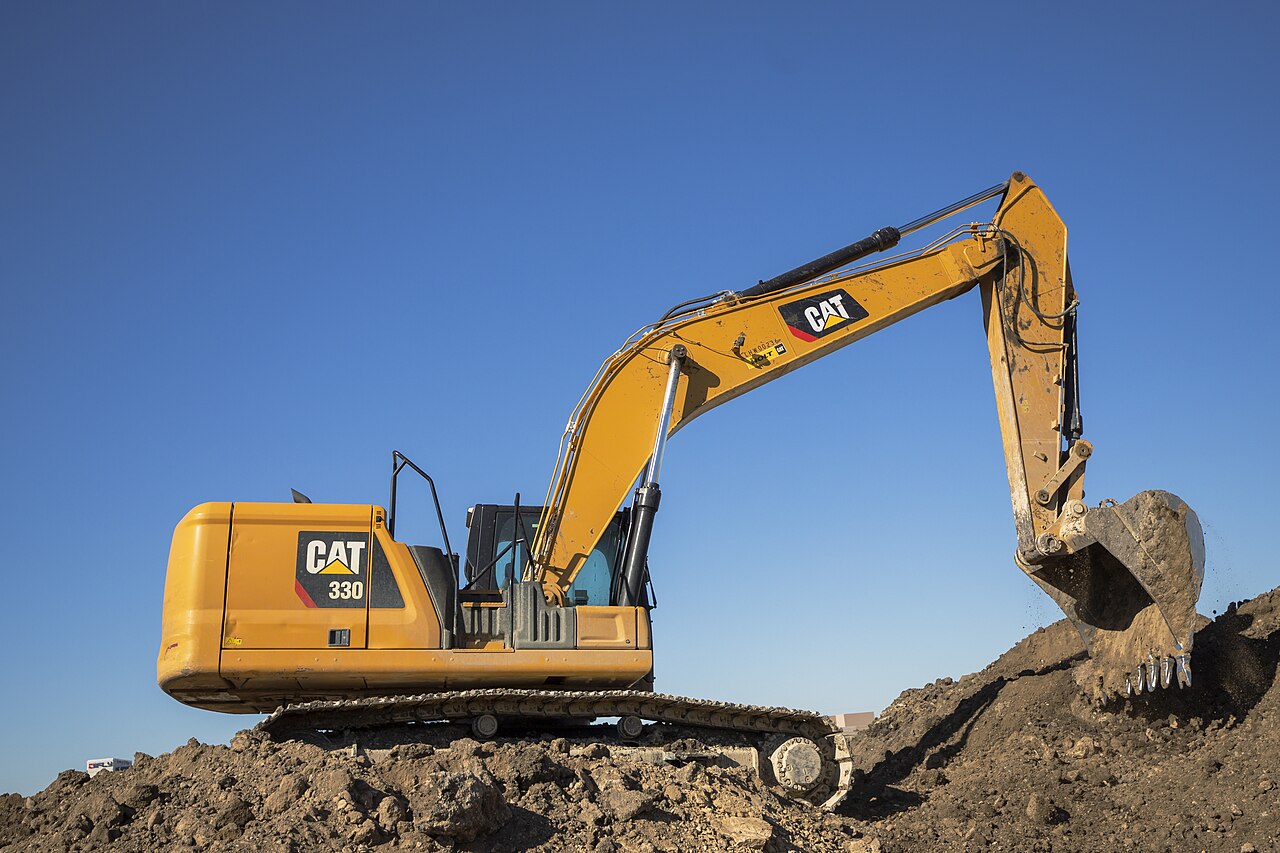 Escavadeira trabalhando em canteiro de obras